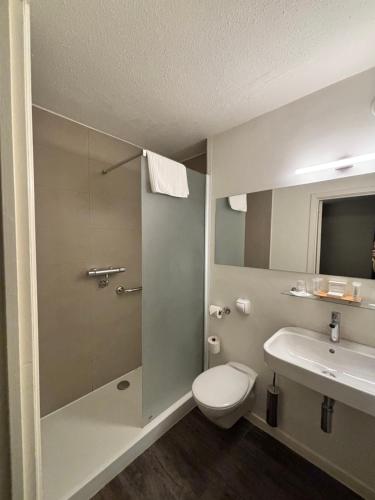 フロート・ベイハールデンにあるGosset Hotelのシャワー、トイレ、洗面台を備えたバスルーム