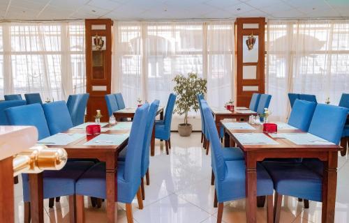 König Hotel tesisinde bir oturma alanı