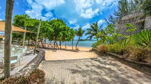 Azuri Ocean & Golf Village - Elegant 3-Bedroom Apartment with Private Garden, Beach & Pool Access in Roches Noires