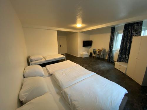 a bedroom with two white beds in a room at Alfa Hotel Frankfurt in Frankfurt