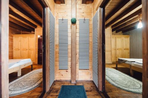 een kamer met houten wanden en houten vloeren bij Pensiune Borsa in Borşa