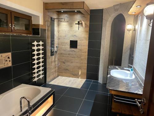 a bathroom with a shower and a sink and a tub at Ferienhaus Sprejnik Bautzen in Bautzen