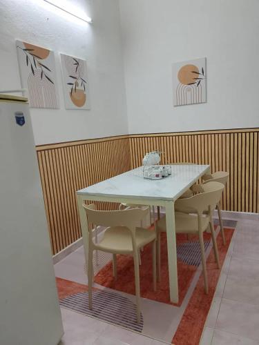 a white table and chairs in a room at Tipika Guest House - di Pasir Pekan sempadan 3 Daerah KB, Pasir Mas & Tumpat in Tumpat