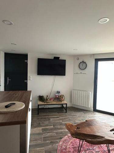 TV a/nebo společenská místnost v ubytování Maisonnette de ville