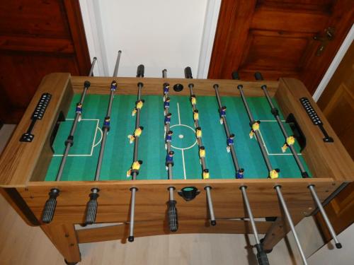 a game of snooker on a green table at FeWo Ruhe in Olsberg