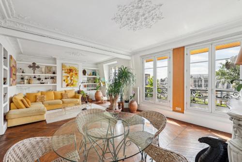 Large Haussmannian Apartment - Heart of Paris