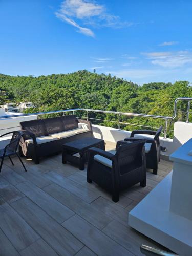 balkon z kanapami i krzesłami na łodzi w obiekcie Las Terrenas Paradise w mieście Las Terrenas