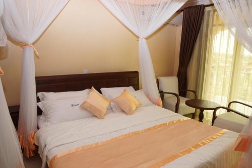 Postel nebo postele na pokoji v ubytování Nican Resort Hotel Seguku Entebbe