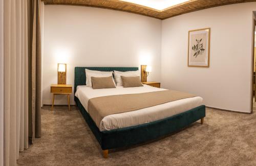 a bedroom with a large bed in a room at Hanul Teilor in Dăneşti