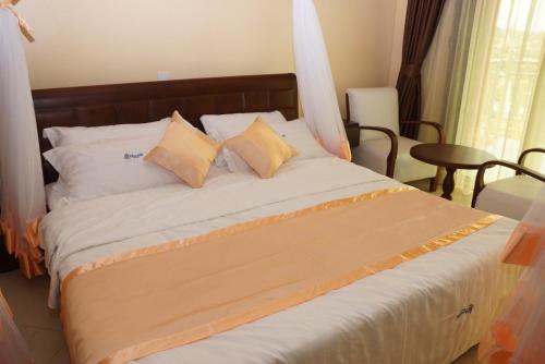 Postel nebo postele na pokoji v ubytování Nican Resort Hotel Seguku Entebbe