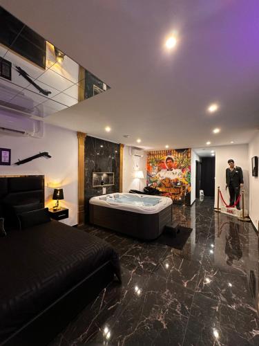 ein Schlafzimmer mit einem großen Bett in der Mitte des Raumes in der Unterkunft Spa2luxe - La Montana in Saint-Quentin
