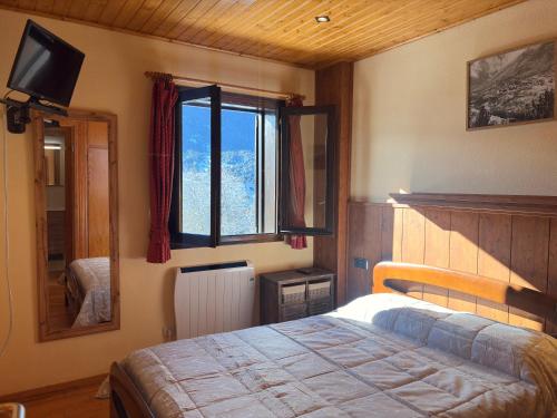 Chimenea, confort moderno y madera - Falcó 2