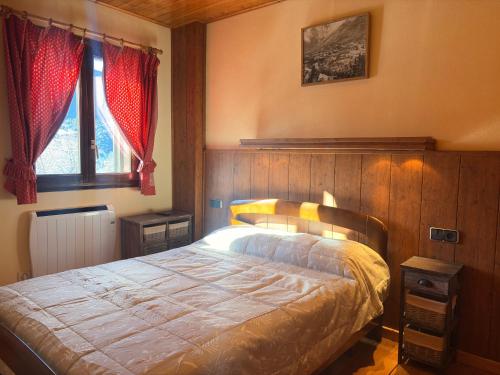 een slaapkamer met een bed met een houten hoofdeinde bij Chimenea, confort moderno y madera - Falcó 2 in Pla de l'Ermita