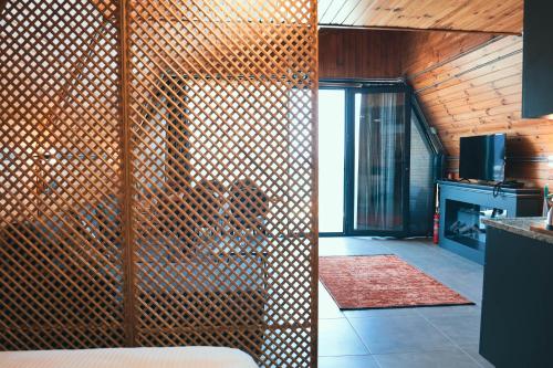 a living room with a wooden latticed wall at Akcasehir Sosyal Tesisleri in Akçakoca