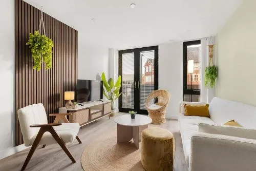 Heart of York Retreat, 2BR near Shambles, Free Parking & Gym, City Centre photo 1