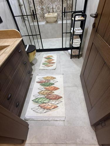 a hallway with two rugs on the floor in a bathroom at Harran Kümbet Otel in Harran
