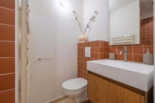 Logement elegant avec patio prive et climatisation