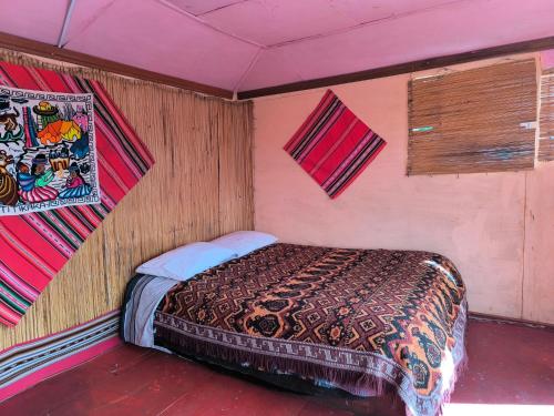 a bedroom with a bed in a room at Casa de Yolanda en Uros in Puno