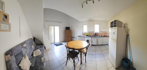 kuchnia ze stołem i lodówką w obiekcie Duplex Hyeres w Hyères