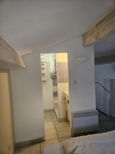 pokój z łóżkiem i biurkiem w pokoju w obiekcie Duplex Hyeres w Hyères