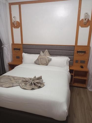 Un pat sau paturi într-o cameră la Hotel Camara