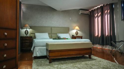 En eller flere senge i et værelse på Harbor Querência Hotel