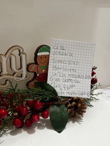 a christmas card next to a gingerbread man next to a christmasreath at B&B La Meta in Benevento
