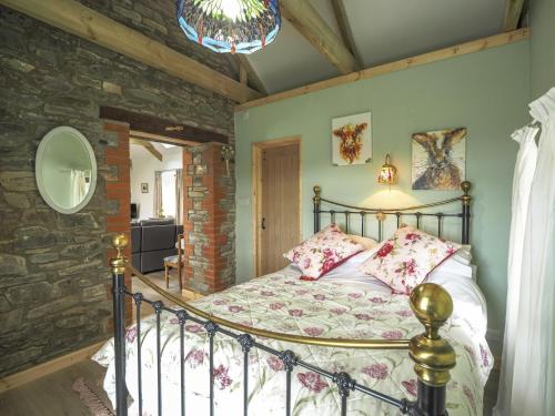 a bedroom with a bed in a room at Sgubor Delyn Aberystwyth in Llanrhystyd