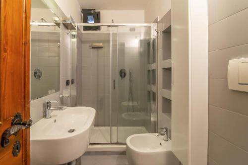 Spacious Home 4BR Garden Free Parking Near Center