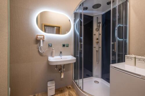 a bathroom with a sink and a shower at Positano Apartment in Głowno