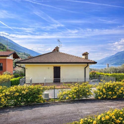 a white house with a fence and flowers at Casa Nicosandi in Malcesine