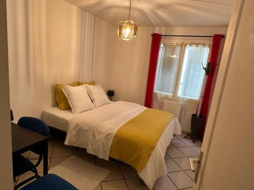 a small bedroom with a bed and a window at Le paradis de la Provence in Verenay