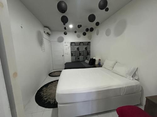 Uptown POS 2 bedroom WiFi, AC, coffee walkable to everything