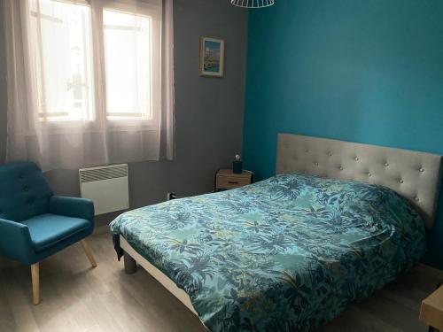 a blue bedroom with a bed and a blue chair at CHAMBRE D HÔTE CHEZ Nath in Sadirac