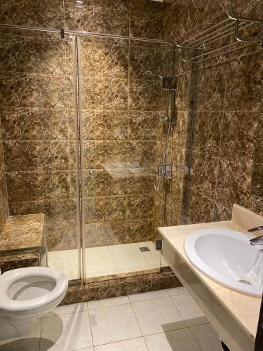 a bathroom with a shower and a toilet and a sink at Gardenia Park Quraish hotelفندق جاردينا بارك قريش in Jeddah