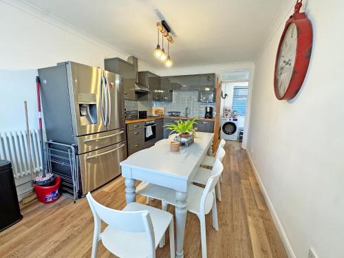 een keuken en eetkamer met een tafel en stoelen bij The Annexe in Peacehaven