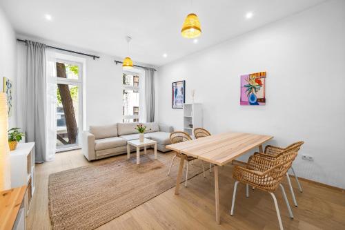 15 min to City Center Apartment next to WU and UNO