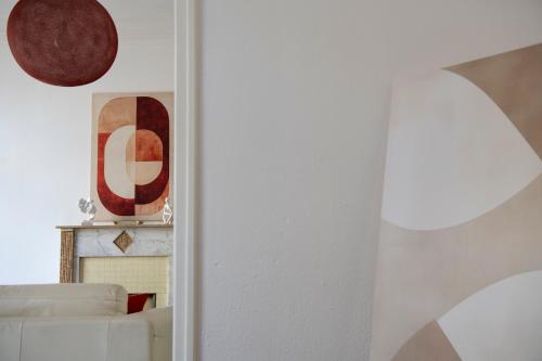 a white living room with a white couch at Le Saint-Quentin - Studio avec Terrasse in Saint-Quentin