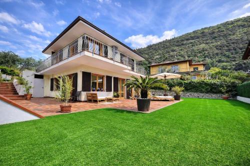 a house with a large yard with green grass at Casa Nicosandi in Malcesine
