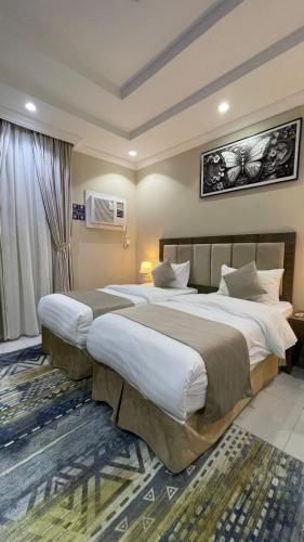 two beds in a hotel room with at غولدن إليت للشقق المخدومة الأجاويد Golden Elite Serviced apartment alajawed in Jeddah