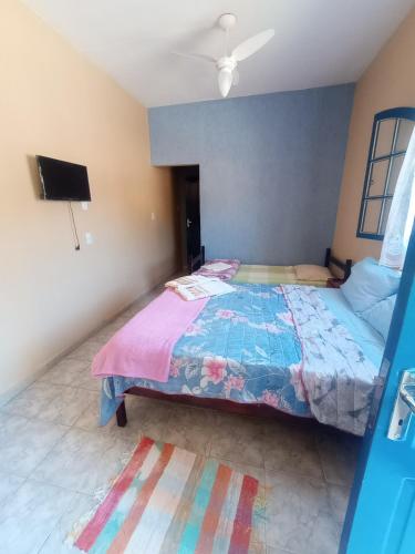 a bedroom with a bed and a ceiling fan at Pousada Preludio in Conservatória
