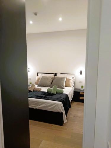 a bedroom with a large bed in a room at Orelli House - Bilocal Garden in Lissone