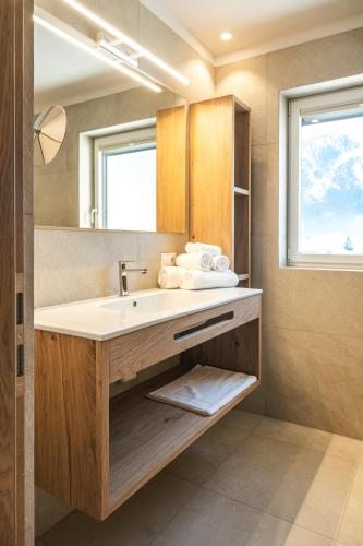a bathroom with a sink and a mirror at Residence Louise in Vipiteno