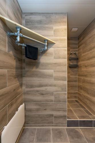 a bathroom with a shower with wooden walls at Johanneshoeve - de mooiste plek op Texel in Den Hoorn