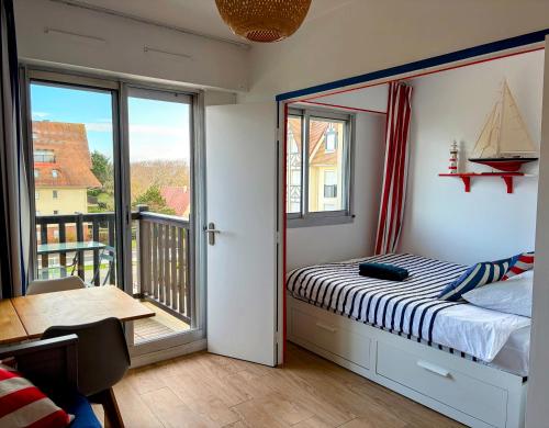 Ambiance marine, bel appartement avec vue mer, balcon, piscine et tennis