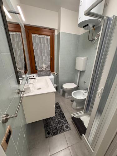 a bathroom with a sink and a toilet at Campaegli House in Campaegli