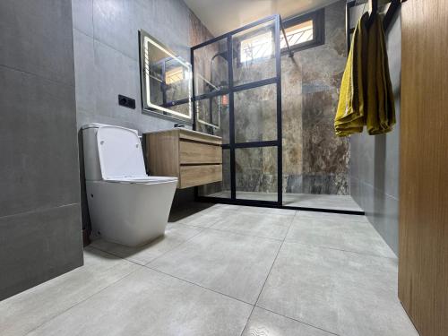 a bathroom with a toilet and a sink at Appartement sur villa in Temara