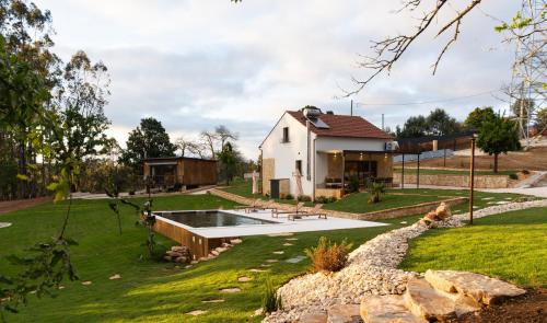 a house with a swimming pool in a yard at Quinta Sra do Carmo in Ferreira do Zêzere