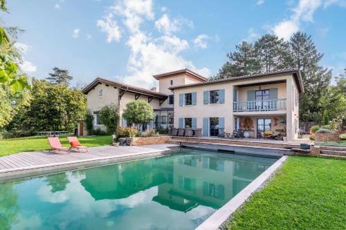 L’Intemporel Bright family home with exceptional pool and view