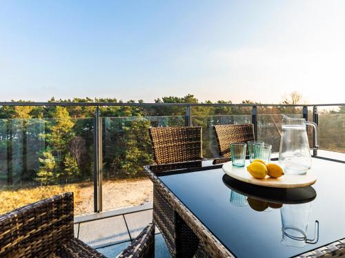 a table with lemons on it on a balcony at Prora - Ferienwohnung mit Waschmaschine - Meeresrauschen Dachterrasse in Binz